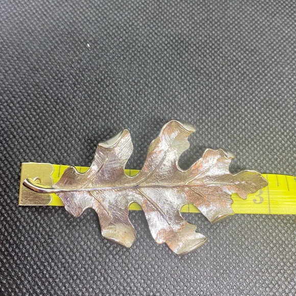 🔴 $5 or 3 for $12 Silver Tone Leaf Brooch - Picture 4 of 7